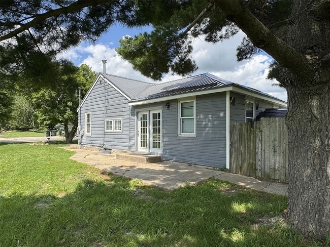 Photo - Cozy 2-Bedroom Cedar Rapids Home With Large Yard!