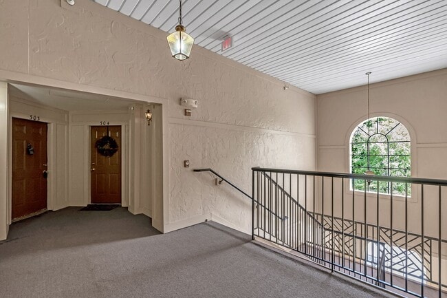 Photo - Luxurious 2 Level 2 Bedroom + Den 3 Bathro...