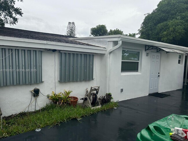 Building Photo - 1911 Arcadia Dr Unit B