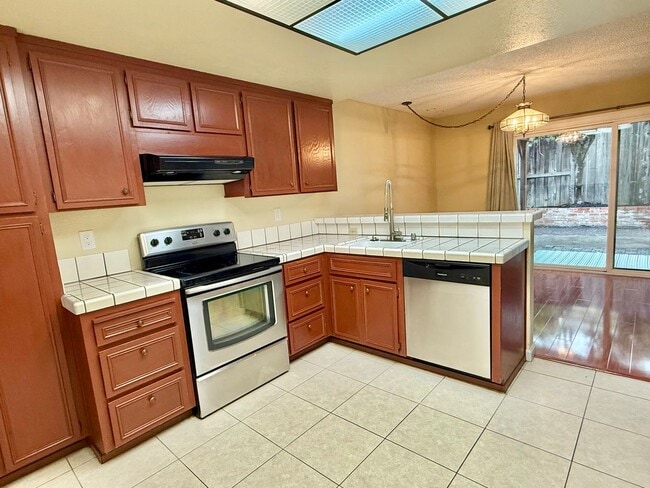 Photo - $3490 -- Beautifully Upgraded 3BR Townhome in Northgate