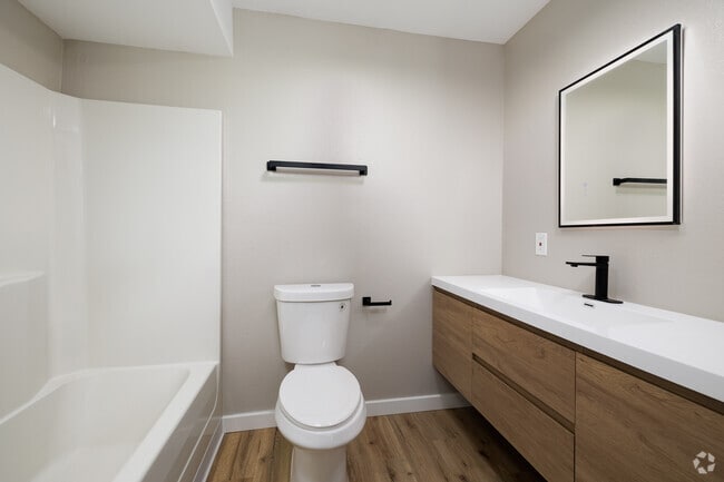 2BR, 2BA - 917SF - Primary Bathroom