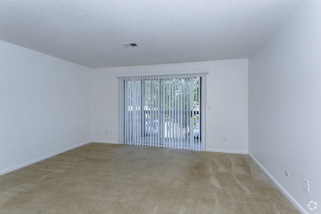 1BR, 1BA - 900 SF
