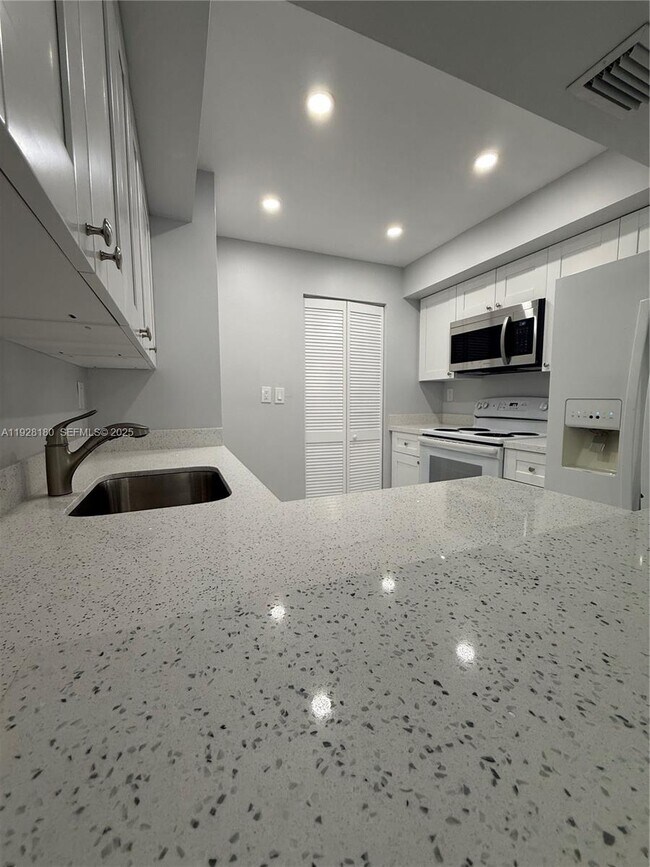 Building Photo - 11790 SW 18th St Unit 219-3