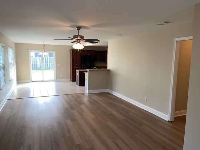 Photo - 202 Scarlett Ln