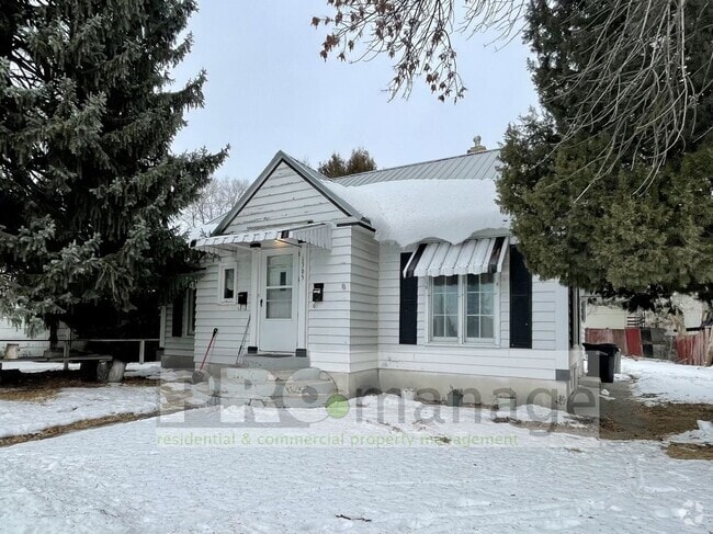 Building Photo - 1365 Scott Pl Unit 1365 1/2 Rental