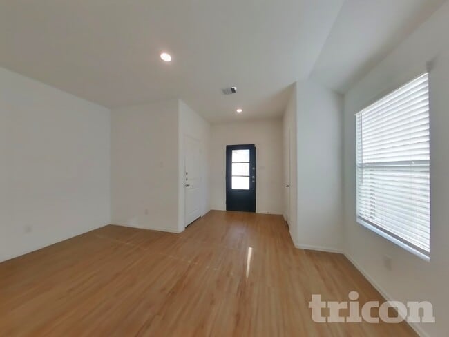 Photo - 1911 Ballesteros St