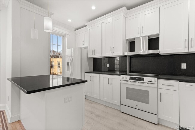 Photo - 61-33 Palmetto St