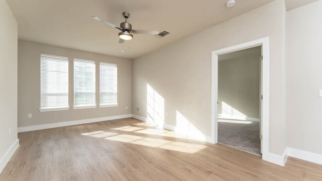 Sala de estar con pisos madera