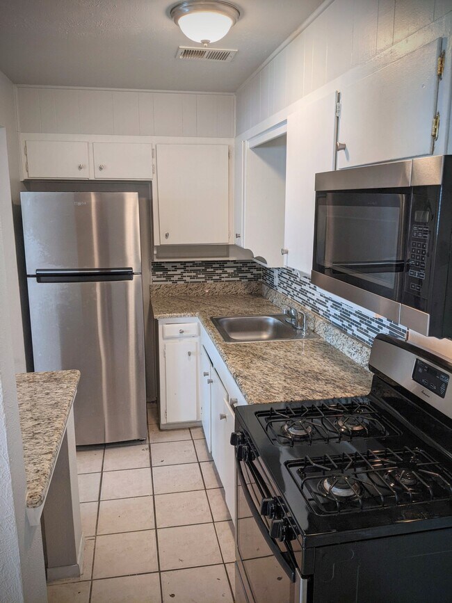 Photo - 2428 Louise St Unidad 14