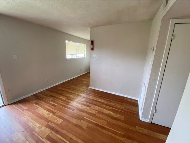 Photo - 5610 Royal Palms St Unidad 23