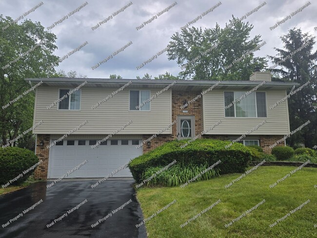 Building Photo - Three Bedroom Bi-Level