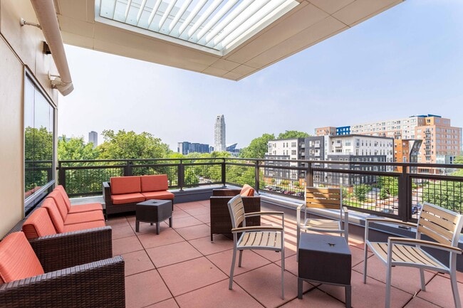 The-Knoll-Dinkytown-Off-Campus-Apartments-Near-The-University-of-Minnesota-Resident-Clubhouse-Rooftop-Deck