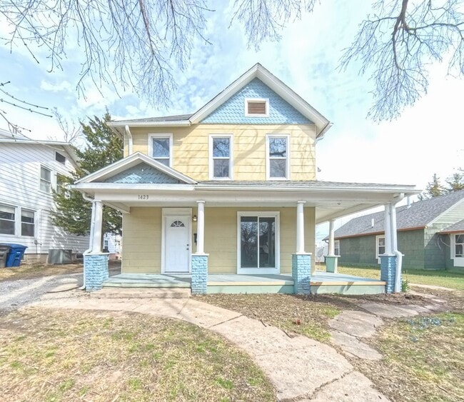 Building Photo - Spacious 5 bedroom 2 Bath Home