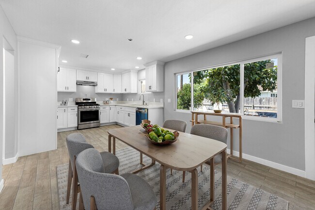 Dining/Kitchen View - 120 E Rose Ave Casa