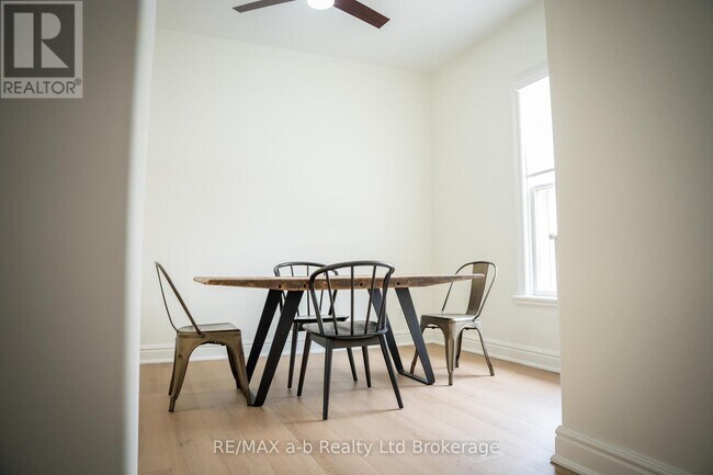 Photo - 390 Ontario St Unit Upper