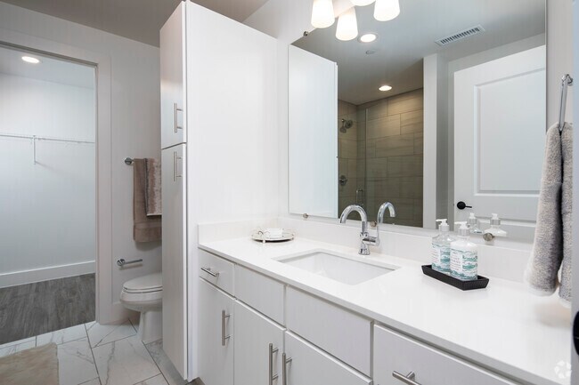 2BR, 2BA - 1,080SF - Master Bathroom