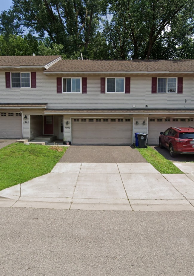 Building Photo - Gorgeous 3 Bedroom, 2 Full Bathroom Townhome in Desirable Location