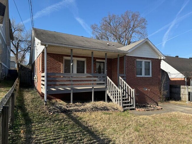 Building Photo - Spacious 4 Bedroom in North Nashville - Minutes from Downtown