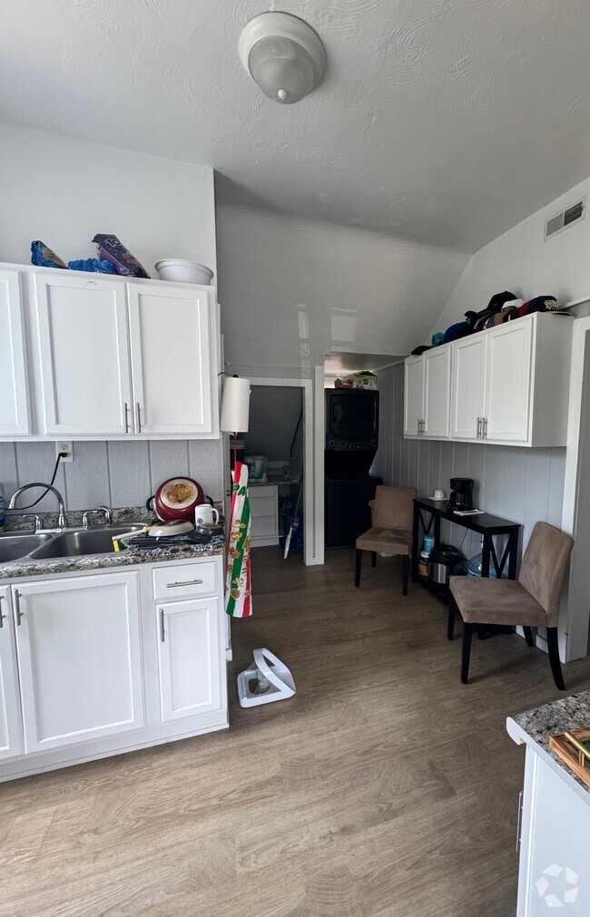 Building Photo - 1337 Prospect St Unit 3 Rental