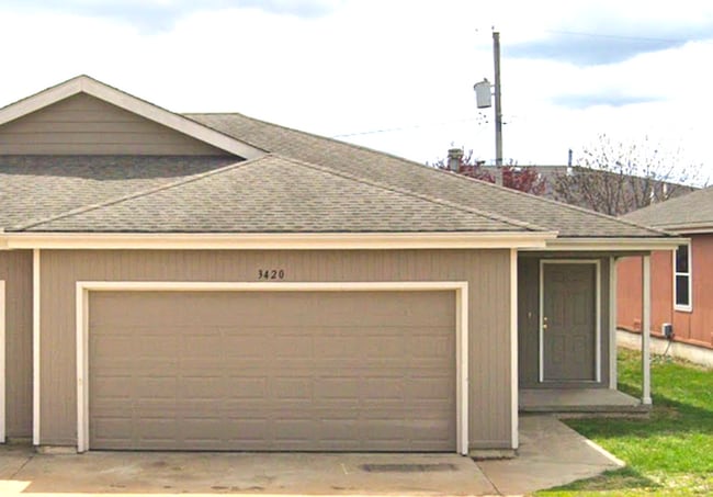 Building Photo - Great 3 Bed 2 Bath 2 Car Garage Flat Duple... Rental