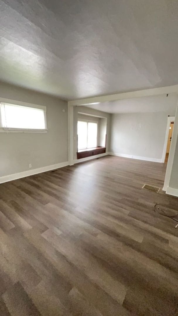 Building Photo - 2 Bedroom Home, Fenced in Backyard + Garage! Available Now!