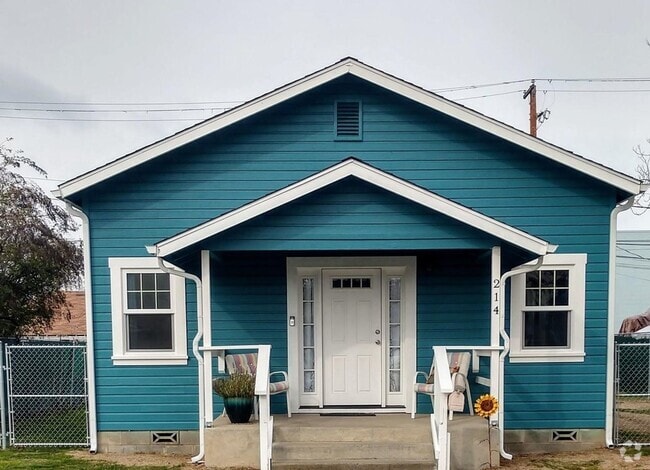 Building Photo - SIngle Family 2 Bedroom 1 Bath Home on Lar...