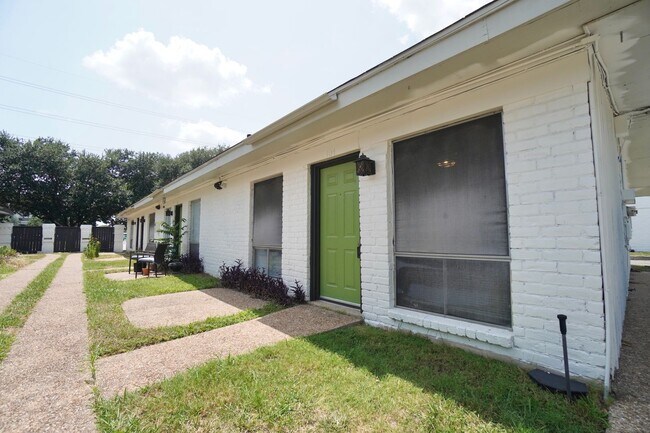 Photo - 618 W 51st St Unidad 104