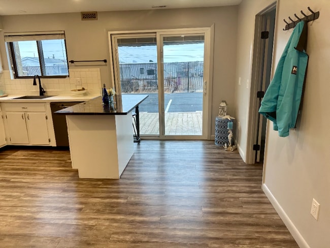 Photo - 275 North End Blvd