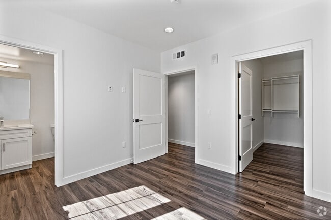 4BR, 4BA - 1,370SF