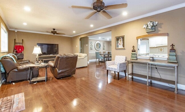Viviendo - 210 N William Dr