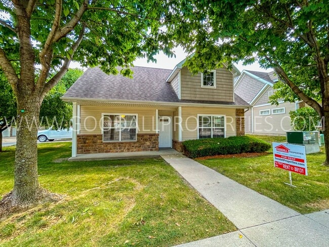 Building Photo - 3 Bedroom, 2.5 Bath Corner lot Townhome i...