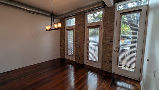 Building Photo - 1222 W Hubbard St Unit 1F