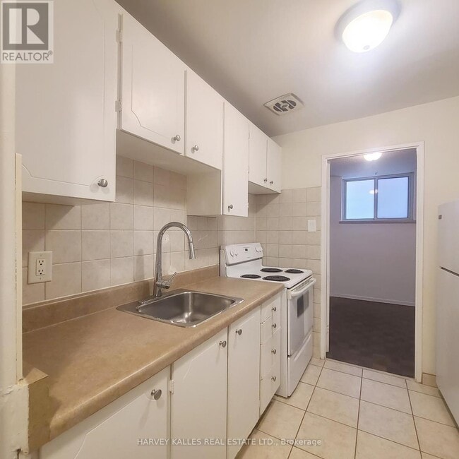 Photo - 570 Eglinton Ave W Unit 4