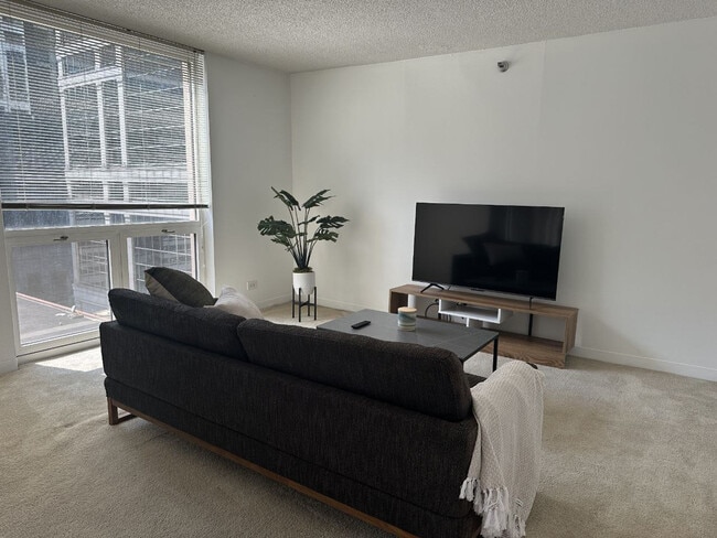 Building Photo - 210 N Wells St Rental