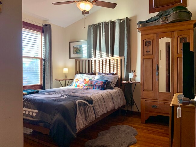 Room for rent. Upstairs. Private room with private bathroom. Austin, Tx 78702 - 905 Prospect Ave House