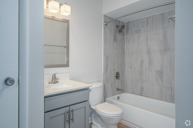 Diamond 1BR, 1BA - 700SF - Bathroom