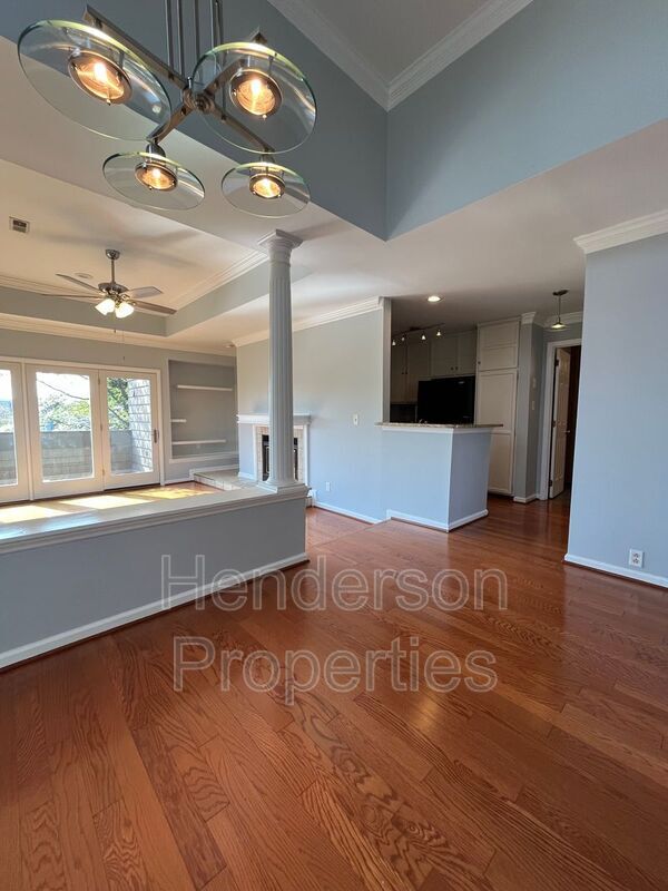 Building Photo - 1109 E Morehead St Unit 15