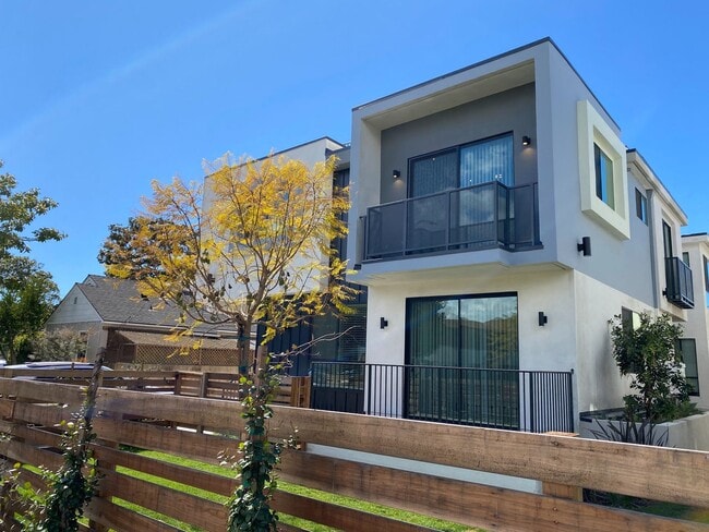 Photo - NEW SMART*4BD*4BA*TOWNHOME/ROOF DECK*CENTRAL AIR/HEAT*STAINLESS STEEL APPLIANCES*WASHER/DRYER IN ...