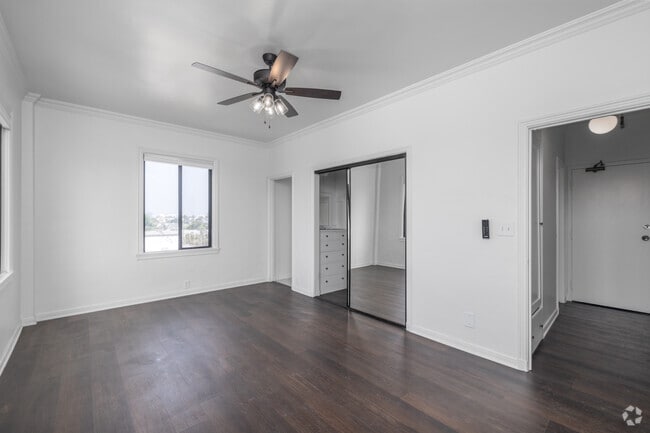 1BR, 1BA - 780SF - Living Room - Astor Arms