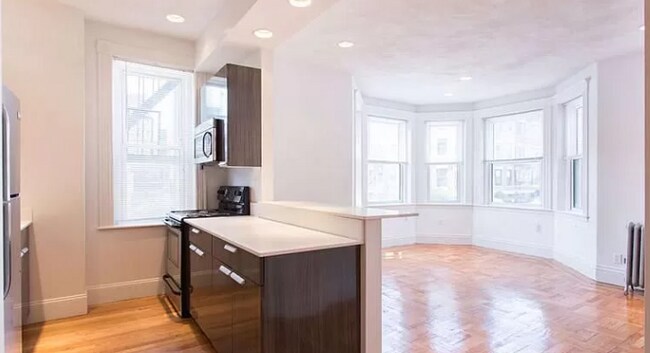 Photo - 102 Queensberry St Apartments Unit 14