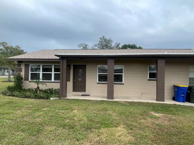 Building Photo - 3-Bedroom and 2-Bathroom Half Duplex
