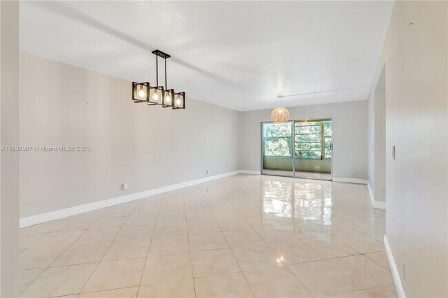 Photo - 900 SW 125th Way Unit 304R