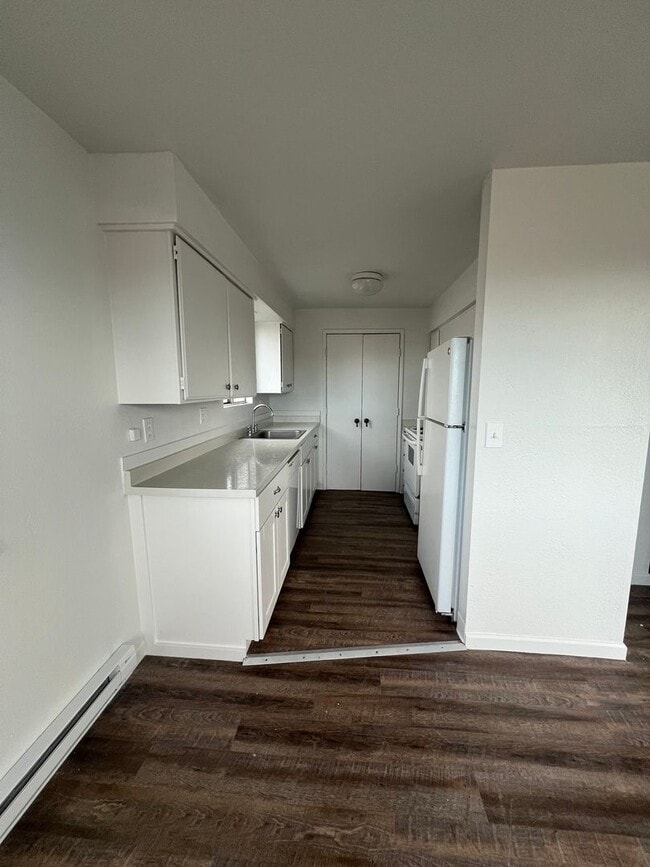 Photo - Newly Renovated - 3 Bedroom, 2 Bathroom Apartment - Pacific Terrace