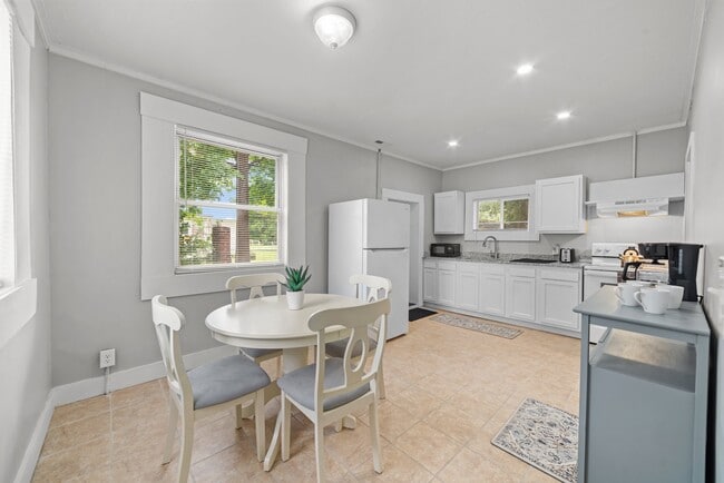 Photo - 4196 Lee St Unidad 1