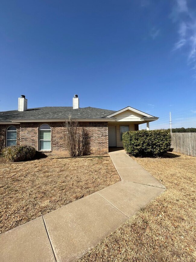 Duplex Located On Cul-De-Sac With A Basement! - Duplex Located On Cul-De-Sac With A Basement! House