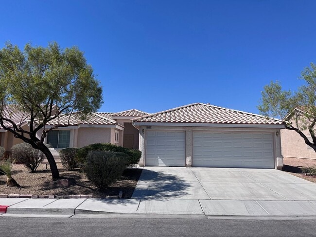 Building Photo - 3 Bed / 2 Bath / 3 Car Garage