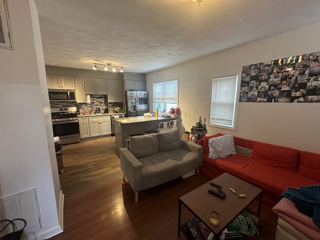 Photo - 50 Derby St Unidad 4-bed 2-bath #3 Rental