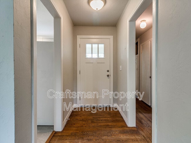 Photo - 1414 Oxford Way