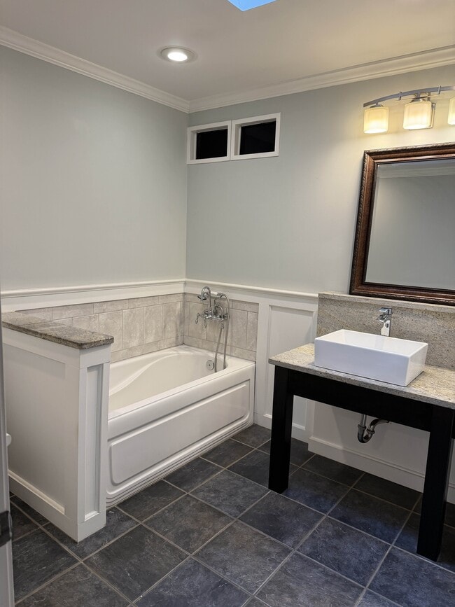 873 Farmington Ave Unit 2