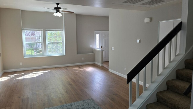 Habitación familiar con techos altos - Homestead Court Townhomes